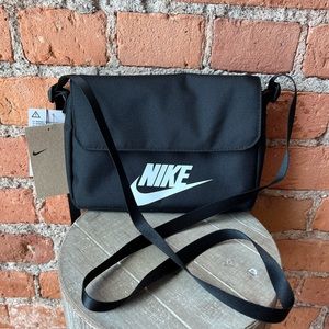 Nike Sportswear Women's Futura 365 Crossbody Bag (3L) New